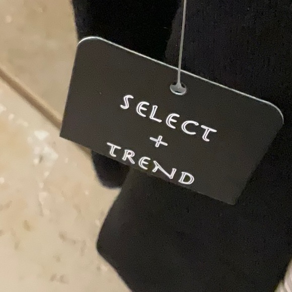 🐼 NWT Beautiful black sweater with sequence and diamond rhinestone buttons. - Picture 4 of 5